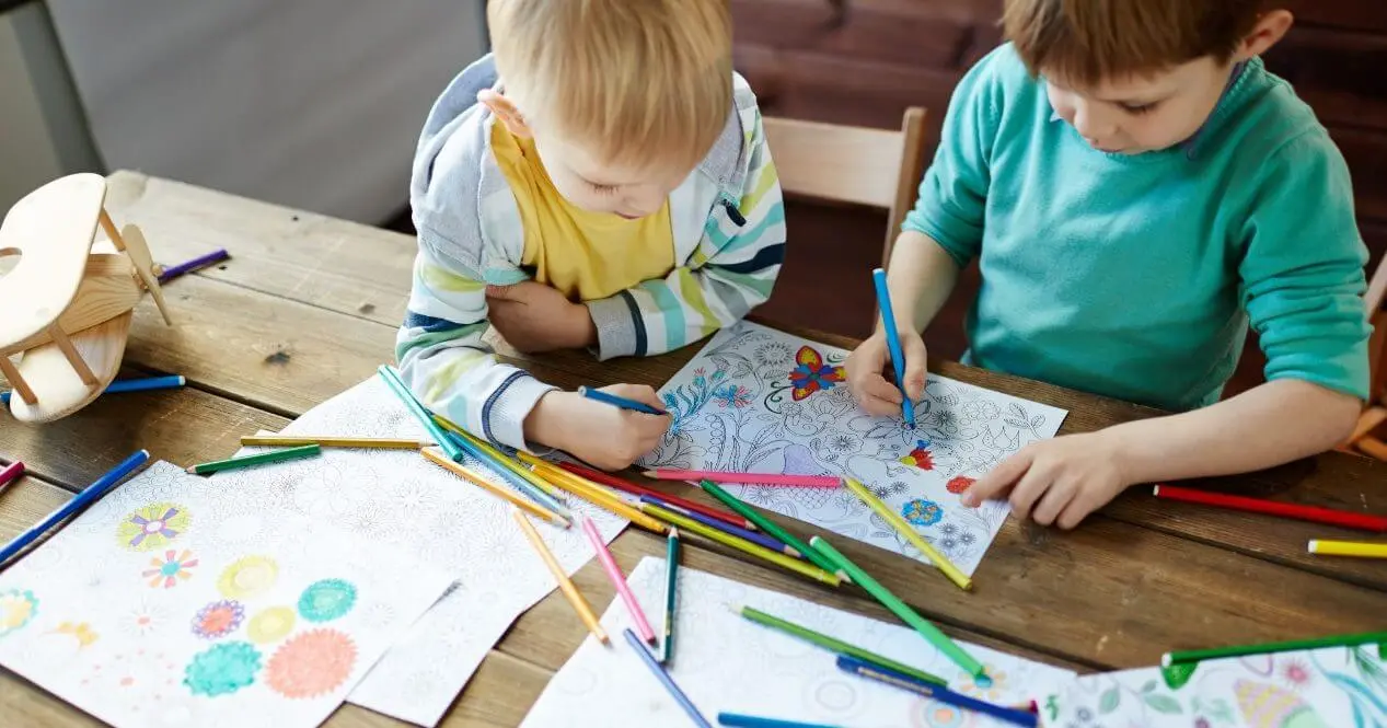 niños dibujando consejos para cambiar a tu hijo de colegio